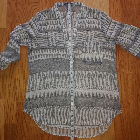 Forever 21 Black and White Triangle PatternTop Size Small - Picture 9 of 10